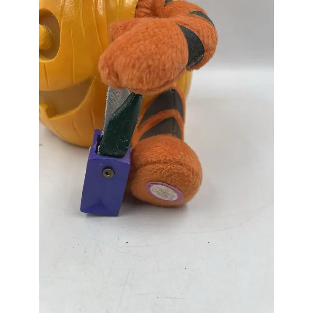 Disney’s Gemmy Tigger in Halloween Pumpkin Animated Sings Moves 9in VTG Works - Picture 4 of 9